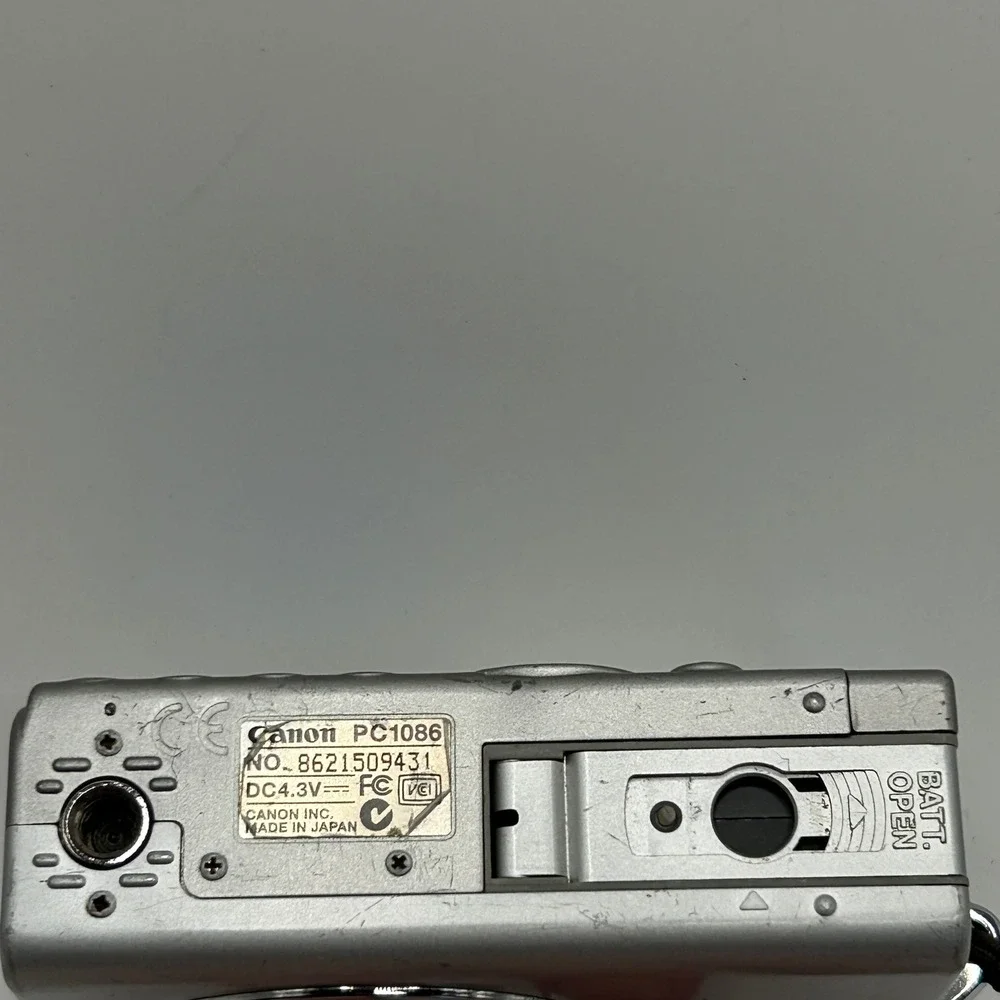 Canon PowerShot S410 Digital ELPH 4MP Camera w/original box for Parts/Repair